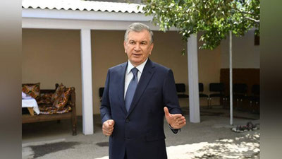 '"Hozirgi zamonga munosib bo`lib, mehnat qilmasak, niyatimizga etolmaymiz" – Prezident Izboskan tumanidagi mahallada bo`ldi (foto)'ning rasmi