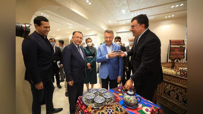 '"Bular - O`zbekiston turizmining kelajagi". Fuat Oktay “Ipak yo`li” xalqaro turizm universiteti talabalarini Turkiyaga taklif qildi (foto)'ning rasmi