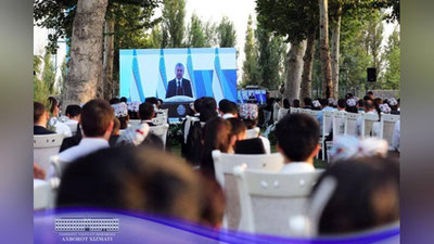 '"Yangi O`zbekistonni qurishda yoshlarning qudratli to`lqin bo`lib maydonga chiqayotgani tahsinga sazovor". Prezident yoshlar forumida ishtirok etmoqda'ning rasmi
