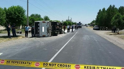Изрображение 'Страшное ДТП в Пайарыке: 2 человека скончались после столкновения "Дамаса" и автобуса (видео)'