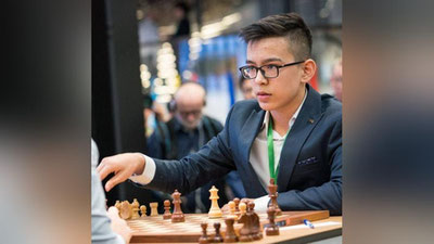 'Nodirbek Abdusattorov Jahon kubogi musobaqasida o`zidan 10 yosh katta bo`lgan  grossmeysterni mag`lub qildi'ning rasmi