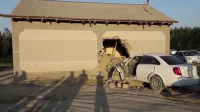 Изрображение 'В Ургуте автомобиль на большой скорости врезался в дом: погибли водитель и пассажир'