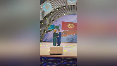 'Ozodbek Nazarbekov “Turkmanistonda xizmat ko`rsatgan artist” unvonini oldi'ning rasmi