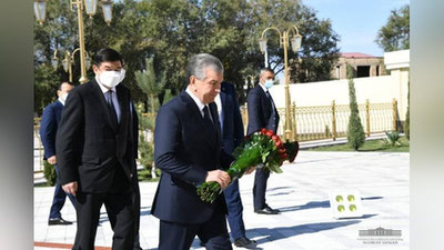 'Shavkat Mirziyoev Musa Erniyazov maqbarasini ziyorat qildi (foto)'ning rasmi