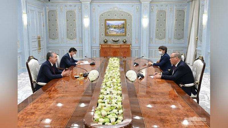 Изрображение 'Президент Узбекистана принял главу российского банка ВТБ'