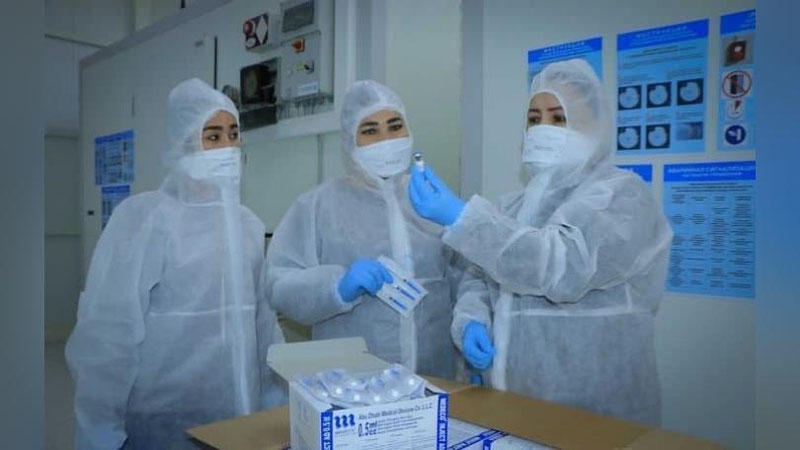 'Ўзбекистонда эмланиши керак бўлган 18 ёшдан катта аҳолининг ярмидан кўпи 1-доза вакциналарини олди'ning rasmi
