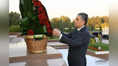 'Turkmaniston Prezidenti Mustaqillik va ezgulik monumenti poyiga gul qo`ydi'ning rasmi