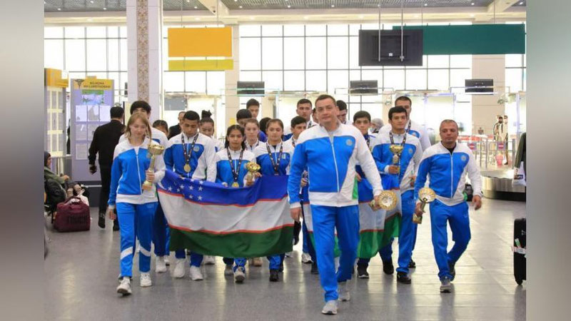'Tarixiy natija qayd etgan sambochilarimiz tantanali kutib olindi (foto)'ning rasmi