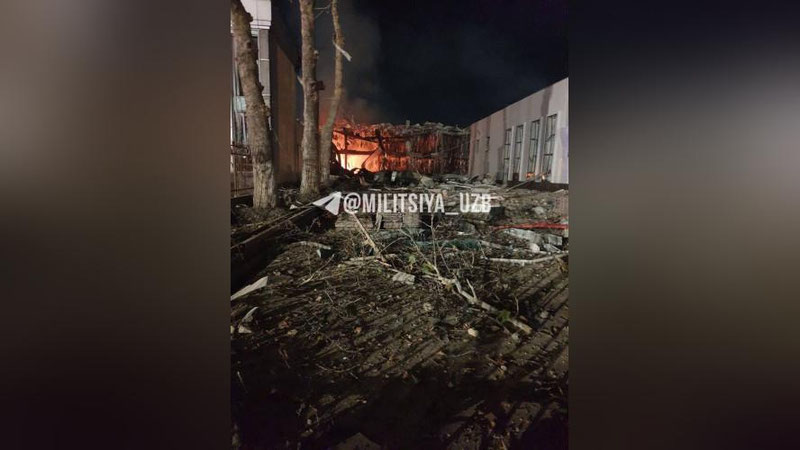 Изрображение 'Под обломками разрушенного торгового комплекса в Денау нашли тело погибшего'