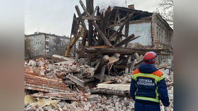 Изрображение 'В Саратове стена нежилого дома обрушилась на автомобили: шокирующие кадры'