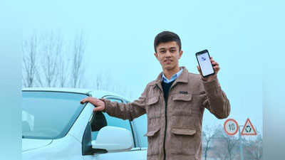 'Namanganlik 15 yoshli o`quvchi avtomobilni telefon yordamida boshqarmoqda (foto)'ning rasmi