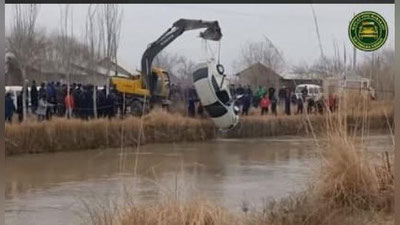 '"Cobalt"ни сувда сузганини кўрганмисиз?".  Вобкентдаги каналга тушиб кетган автомобил ҳақида маълумот берилди'ning rasmi