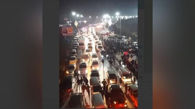 'Namanganda mingga yaqin odam tunda yo`lni to`sib harakatlangani holatiga izoh berildi (video)'ning rasmi