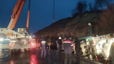 Изрображение 'На перевале "Камчик" в кювет съехали грузовик и автомобиль "Нексия" (видео)'