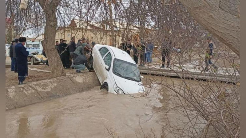 Изрображение 'В Бухаре из канала вытащил автомобиль "Нексия" (видео)'
