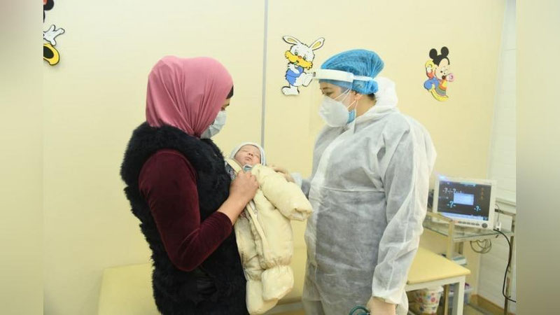 'Bolalarga koronavirus yuqtirmasligi uchun nima qilish kerak? Mutaxassis javob berdi'ning rasmi