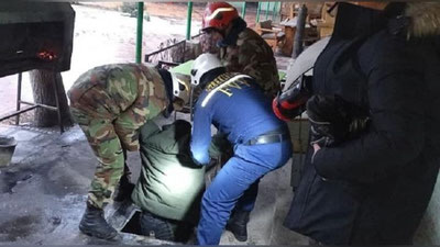 Изрображение 'В Ангрене из колодца достали упавших туда мужчину и щенка'