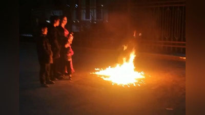 'Чинозлик аёл туман прокуратураси олдида ўзига қўшиб 3 фарзандини ёқиб юборди'ning rasmi