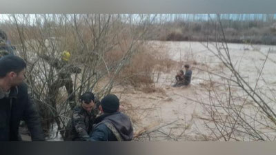 Изрображение 'В Ангрене спасли мужчину, оказавшегося посреди разлившегося сая'