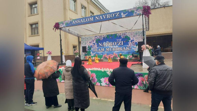 Изрображение 'МНО отреагировало на фото легко одетых школьниц, выступающих на празднике'