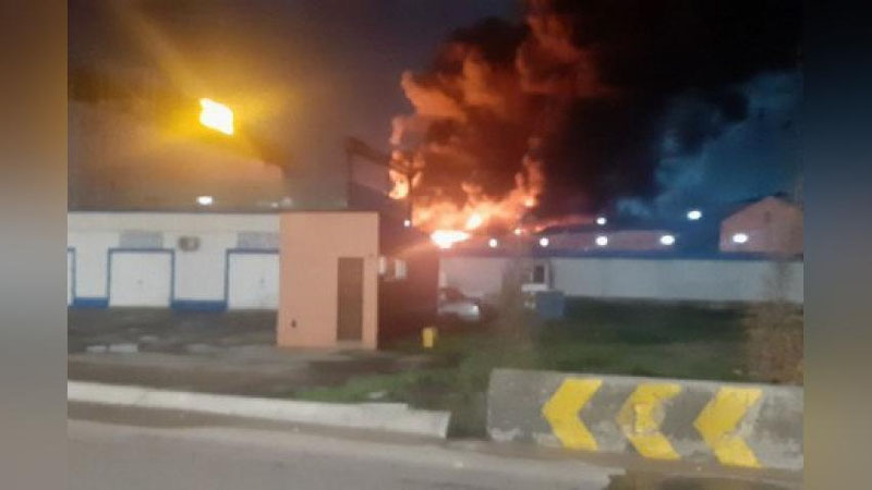 Изрображение 'В Ташкенте почти всю ночь тушили крупный пожар на улице Фаргона йули (видео)'