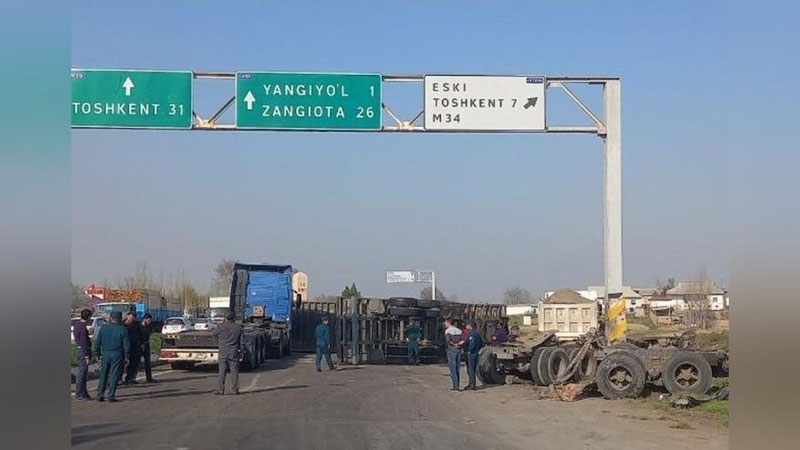 'Чинозда ағдарилиб кетган "Камаз" катта йўлни тўсиб, йирик тирбандликни юзага келтирди (видео)'ning rasmi