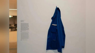 Изрображение 'Во Франции пенсионерка забрала из музея куртку, висевшую в качестве экспоната'