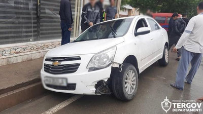 Изрображение 'В Нукусе парень угнал "Кобальт" и съехал в арык'