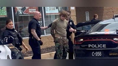 Изрображение 'В США 18-летний расист транслировал бойню в прямом эфире: 11 человек погибли'