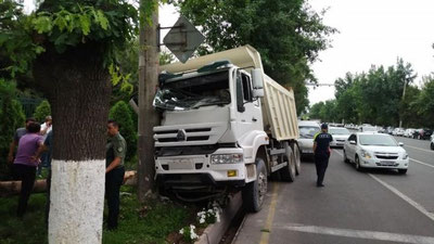 Изрображение 'В Ташкенте водитель грузовика снес дерево и врезался в столб (фото)'