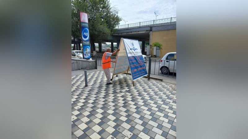 Изрображение 'У метро "Чиланзар" убрали вывески и баннеры, нарушающие закон о государственном языке'