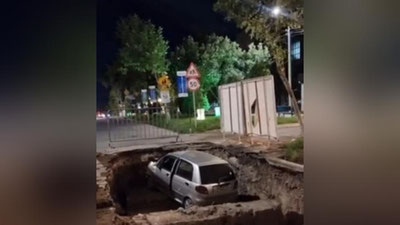 Изрображение 'В Ташкенте "Матиз" упал в яму посреди дороги: пострадали 2 человека'