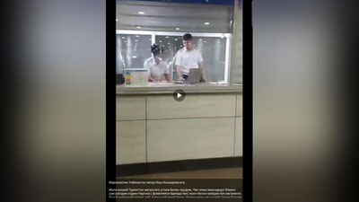 Изрображение 'В кассе метро Ташкента у пассажира не приняли оплату за проезд из-за отсутствия сдачи'