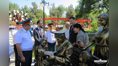 Изрображение 'В столичном "Парке космонавтов" увековечили семью книголюбов (фото)'