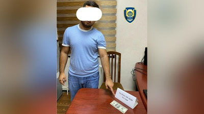 Изрображение 'В Ташкенте мужчина хотел продать поддельные $20 тысяч за $8 тысяч'