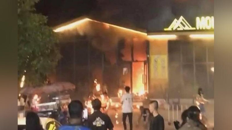 Изрображение 'Страшный пожар в клубе в Таиланде: посетителям пришлось выбегать в горящей одежде (видео, 18+)'