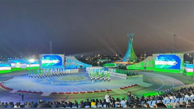 'Ayni paytda Shavkat Mirziyoev “Yangi O`zbekiston” bog`ida nutq so`zlamoqda'ning rasmi