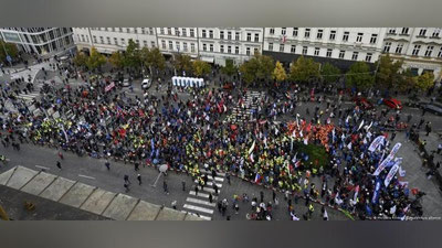 'Chexiyada minglab odamlar namoyish uyushtirishdi'ning rasmi
