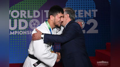 Изрображение 'Глава Узбекистана наблюдал за поединком Давлата Бобонова и лично поздравил его со званием чемпиона'