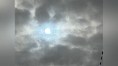 Изрображение 'Узбекистанцы сквозь тучи пытаются рассмотреть солнечное затмение (фото)'