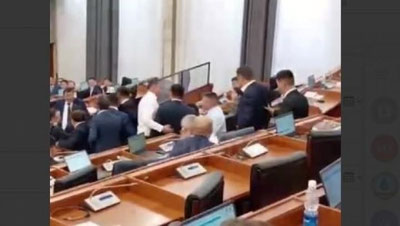 'Qirg`iziston-O`zbekiston chegarasi masalasi muhokamasida qirg`iz deputati va MXX raisi janjallashib ketdi (video)'ning rasmi