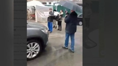 '"Akay City"ni qurish uchun to`lanadigan kompensasiyadan norozi xonadon egalari yo`lni to`sib qo`yishda(video)'ning rasmi