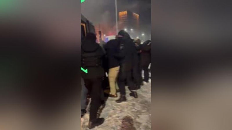 'Қозоғистонда фуқаролар президент инаугурациясига қарши норозилик намойиши ўтказишди (видео)'ning rasmi