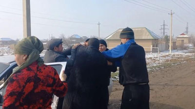 'Qashqadaryoda MIB xodimlari mast fuqaro va uning yaqinlari tomonidan kaltaklandi (video)'ning rasmi