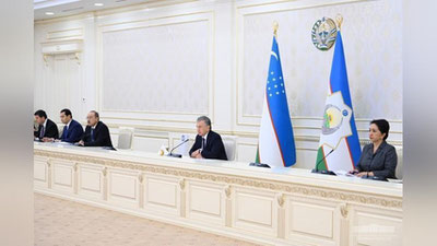 'Kuni-kecha Uchtepani aylanib, pastdagi ahvol bo`yicha xulosalarimni qildim. Ichki ko`chalar, uy-joylar oldi tozaligini ham sizlarga Prezident aytishi kerak-mi? — Shavkat Mirziyoev'ning rasmi