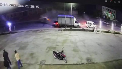 'Samarqandda 3 ta avtomobil ishtirokida YTH sodir bo`ldi. Halok bo`lganlar bor (video)'ning rasmi