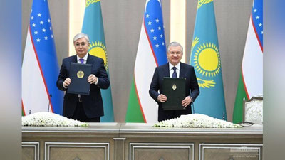 'Qosim-Jo`mart To`qaev va Shavkat Mirziyoev ittifoqchilik munosabatlari shartnomasi va davlat chegarasini demarkasiya qilish bo`yicha bitimni imzoladi'ning rasmi