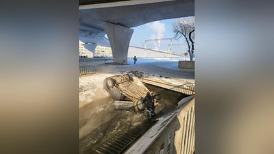 Изрображение 'В Сергели "Кобальт" упал в канал: водитель не справился с управлением (видео)'