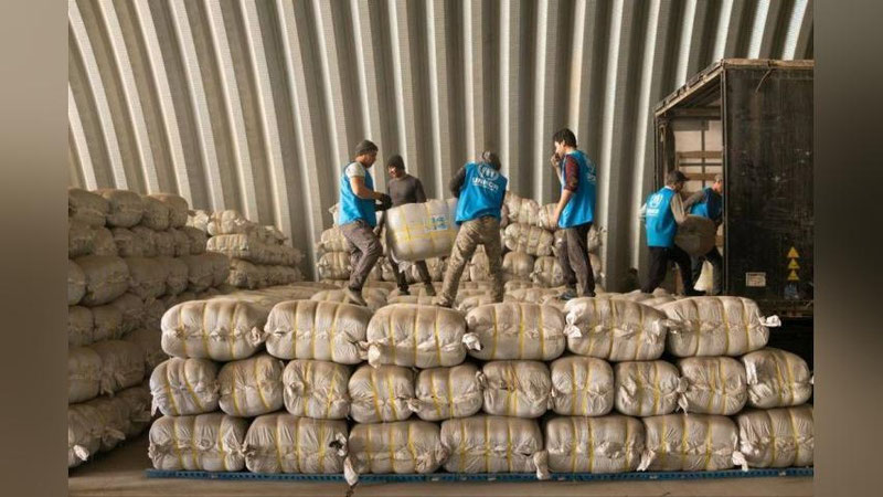 Изрображение 'УВКБ ООН при поддержке Узбекистана отправило в Афганистан 12 грузовиков с одеялами'