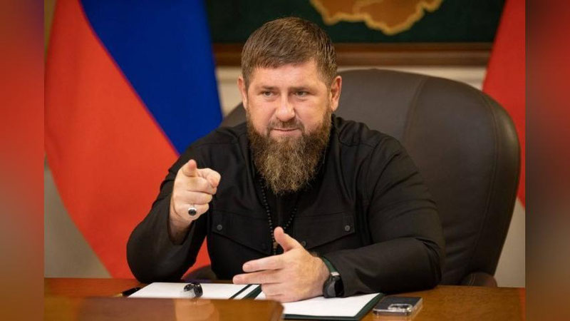 'Ramzan Qodirov Zelenskiyni otishga mo`ljallangan maxsus pistolet borligini aytdi'ning rasmi